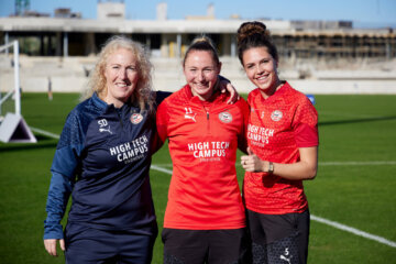 Sandra Doreleijers, Nadia Coolen en Melanie Bross op het trainingskamp van PSV
