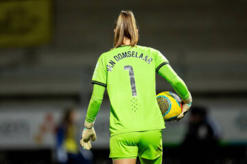 Daphne van Domselaar in het shirt van Aston Villa