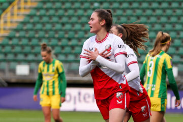 Lotje de Keijzer (FC Utrecht) juicht na een goal tegen ADO Den Haag