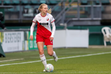 Judith Roosjen in het shirt van FC Utrecht