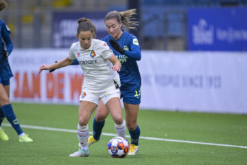 Pauline van de Pol (Telstar) in het duel met PSV
