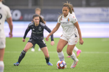 Anna van der Vlist, hier aan de bal namens Telstar tegen Ajax
