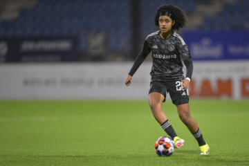 Lily Yohannes aan de bal namens Ajax