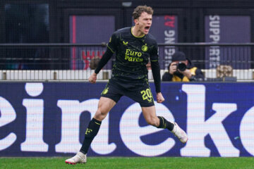 Mats Wieffer viert goal tegen AZ