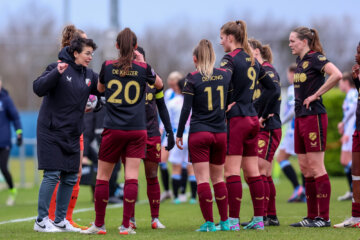 Linda Helbling spreekt de speelsters van FC Utrecht toe