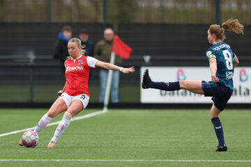 Camie Mol (AZ) in het duel met Feyenoord
