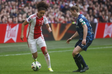 Isabelle Hoekstra (Ajax) en Sisca Folkertsma (Feyenoord) strijden om de bal