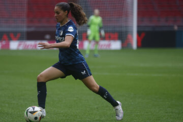 Ziva Henry aan de bal namens Feyenoord