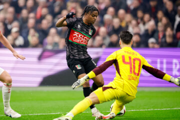 Sontje Hansen namens NEC in het duel met Ajax