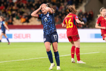 Lieke Martens baalt in de wedstrijd tegen Spanje