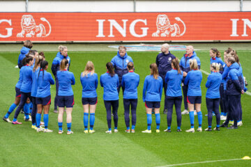 Bondscoach Andries Jonker spreekt de OranjeLeeuwinnen toe op het trainingsveld