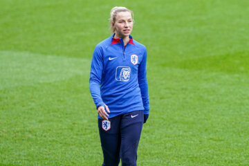 Jackie Groenen op het trainingsveld van de OranjeLeeuwinnen