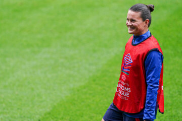 Sherida Spitse op het trainingsveld van de OranjeLeeuwinnen