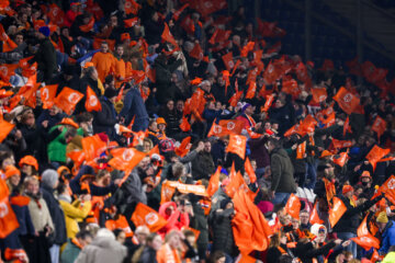 Fans van de OranjeLeeuwinnen in het Abe Lenstra Stadion