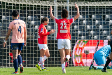 Indiah-Paige Riley juicht na haar goal voor PSV tegen Fortuna Sittard