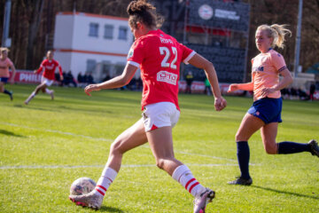 Chimera Ripa (PSV) in het duel met Fortuna Sittard