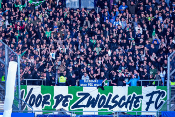 Fans van PEC Zwolle in het uitvak van SC Heerenveen