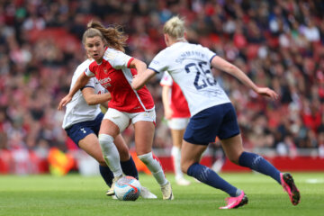 Victoria Pelova namens Arsenal in duel met Tottenham Hotspur