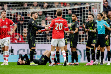 Guus Til (PSV) in duel met Feyenoord
