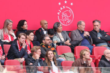 Femke Halsema, Simon Tahamata en Danny Blind op de tribune bij Ajax