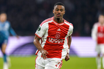 Jorrel Hato in actie namens Ajax