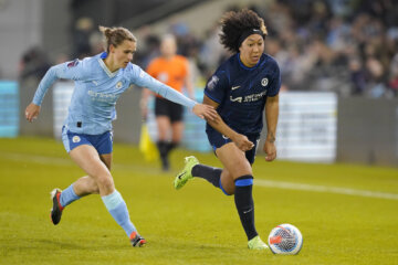 Kerstin Casparij (Manchester City) zit Lauren James (Chelsea) op de hielen