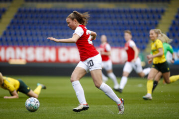 Mirte van Bentum aan de bal namens AZ