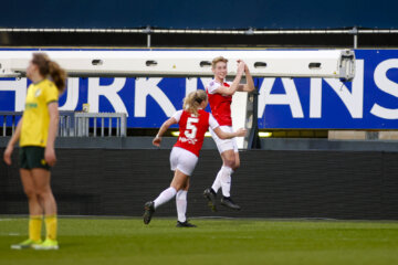 Floor Spaan (AZ) juicht na een goal tegen Fortuna Sittard