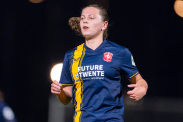 Sophie te Brake in het shirt van FC Twente