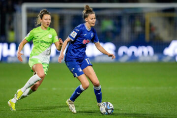 Fenna Kalma (VfL Wolfsburg) in het duel met TSG Hoffenheim