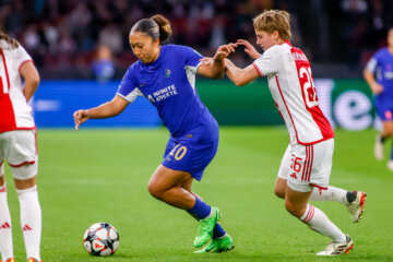 Een duel tussen Lauren James (Chelsea) en Isa Kardinaal (Ajax)