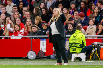 Emma Hayes langs de lijn in de Johan Cruijff ArenA