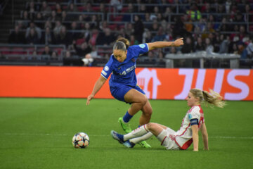 Lauren James (Chelsea) en Nadine Noordam (Ajax)