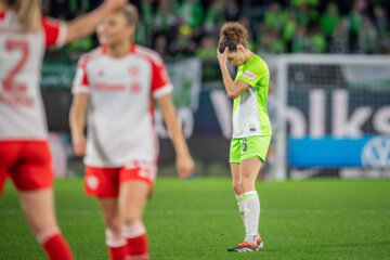 Teleurstelling bij Dominique Janssen (VfL Wolfsburg) na de nederlaag tegen Bayern München