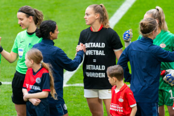 Gwyneth Hendriks met het shirt voor 'betaald voetbal = betaald worden'