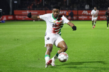 Virgil Misidjan in het shirt van Suriname