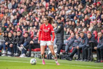 Melanie Bross aan de bal namens PSV