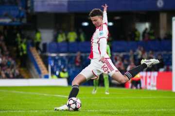 Kay-Lee de Sanders aan de bal namens Ajax