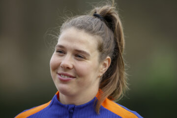 Lize Kop op de training van de OranjeLeeuwinnen