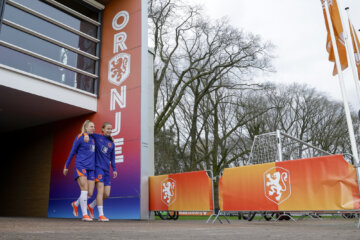 Jill Bayings en Lynn Wilms in 2024 bij Oranje