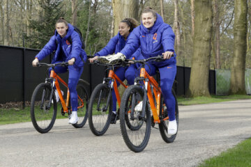Romée Leuchter, Chasity Grant en Victoria Pelova onderweg naar de training van Oranje