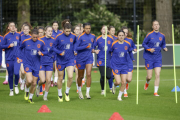 De OranjeLeeuwinnen trainen op de KNVB Campus in Zeist