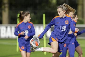 Wieke Kaptein op de training van de OranjeLeeuwinnen