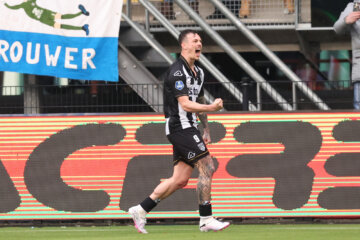 Jizz Hornkamp viert zijn goal