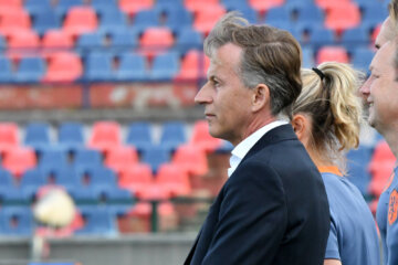 Andries Jonker langs de lijn in Italië