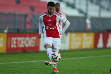 Oualid Agougil in actie voor Jong Ajax