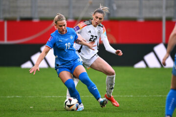 Amanda Andradóttir namens IJsland in actie tegen Duitsland