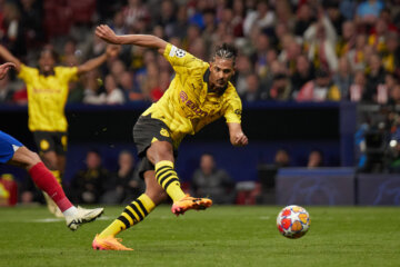 Sebastien Haller in actie voor Borussia Dortmund