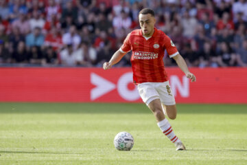 Sergiño Dest in actie namens PSV