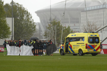 De speelsters schermen Femke Liefting af, de ambulance op het veld van De Toekomst